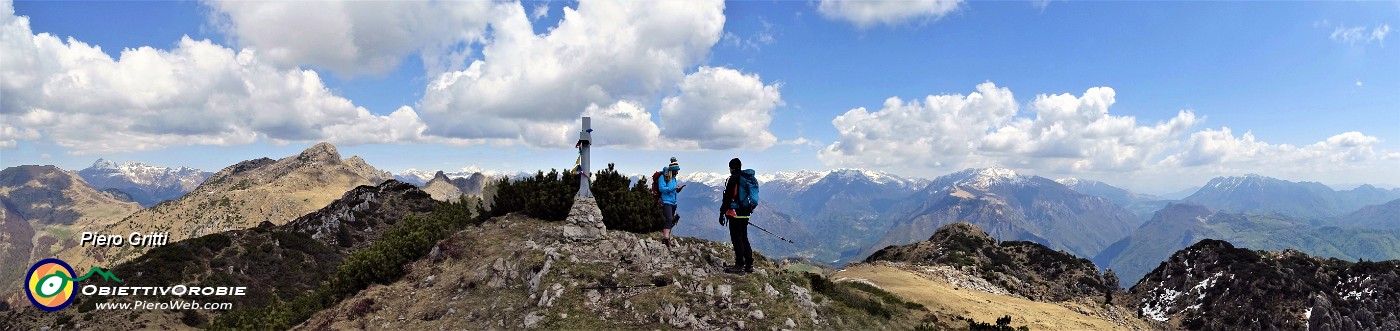 70 Alla croce di vetta del Cancervo (1831 m) con vista ad est, nord, ovest.jpg